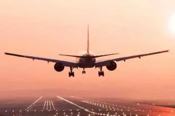 அமெரிக்காவில் நடுவானில் விமான என்ஜின் தீப்பிடித்ததால் பரபரப்பு