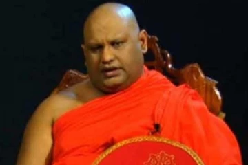 பெண்களுடன் உல்லாசத்தில் இருந்த தேரரை தாக்கிய நால்வர் கைது; அமைச்சரிடம் இருந்து பறந்த உத்தரவு