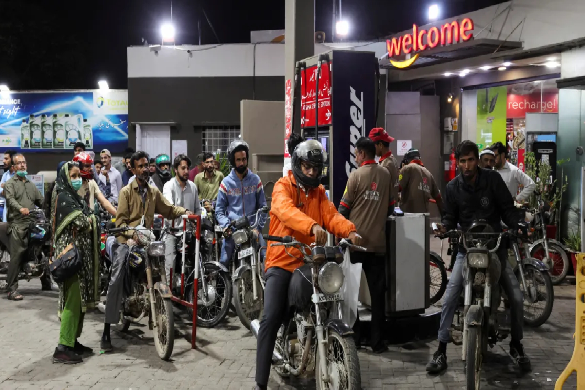 வளைகுடா போர்; இரவு 10 மணியுடன் மூட வேண்டும் ;பாகிஸ்தானில் இன்று முதல் கட்டுப்பாடுகள் | Gulf War Imposed Pakistan Fuel Shortage 10 Pm வளைகுடா போர்; இரவு 10 மணியுடன் மூட வேண்டும் ;பாகிஸ்தானில் இன்று முதல் கட்டுப்பாடுகள் | Gulf War Imposed Pakistan Fuel Shortage 10 Pm