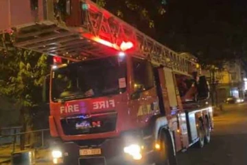 தாமரை கோபுரத்திற்கு அருகில் திடீரென தீப்பிடித்த மோட்டார் சைக்கிள்