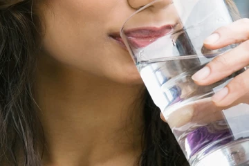 அளவுக்கு அதிகமாக தண்ணீர் குடித்தால் இந்த பாதிப்புக்கள் ஏற்படுத்துமாம்! உஷாரா இருங்க