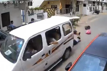 பயங்கர வேகத்தில் சென்ற பள்ளி வேன்...திடீரென கீழே வீசப்பட்ட மாணவிகள் - திகிலூட்டும் காட்சி!