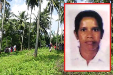 පොලොස් ගෙඩියක් කඩා ගැනීමට ගිය කාන්තාවකගේ නිරුවත් සිරුර, පොහොර උරයකින් හමුවෙයි..(VIDEO)