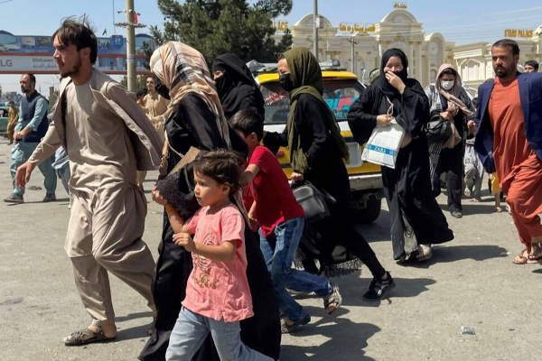 ஒரே விமானத்தில் 640 பேர்:உயிர் பிழைத்தால் போதுமென்று தப்பித்த ஆப்கான் மக்கள் | Afghanistan Taliban Viral Photos