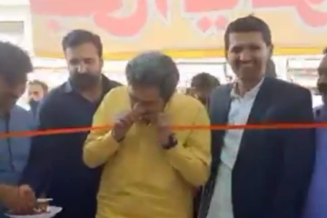 பற்களை கத்தரிக்கோலாக மாற்றி  கடை திறப்பு செய்த அமைச்சர்... விழுந்து விழுந்து சிரித்த மக்கள் கூட்டம்!