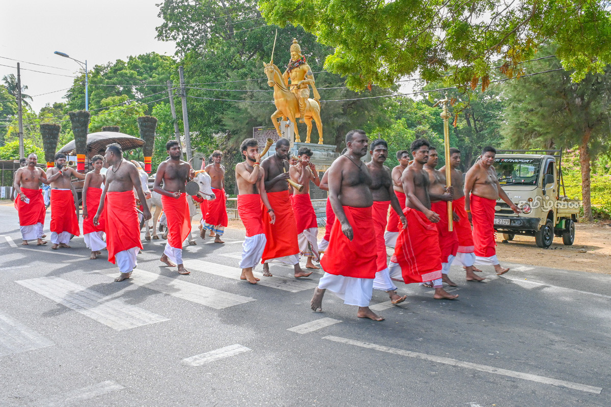 நல்லூர் கந்தசுவாமி ஆலய மஹோற்சவம்: கொடிச்சீலை வடிவமைப்பாளர்களிடம் காளாஞ்சி கையளிப்பு | Nallur Kandaswamy Temple Mahotsavam