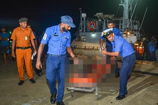 இலங்கையின் தென்மேற்கே நடுக்கடலில் விபத்து - ஒருவர் தீக்காயங்களுடன் மீட்பு | Navy Helps Bring Ashore Fisherman Burn Injuries