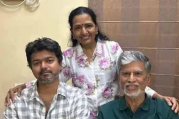 நடிகர் விஜய்யின் அப்பா சந்திரசேகர் தீபாவளியை யாருடன் கொண்டாடியுள்ளார் பாருங்க- கலக்கல் புகைப்படம்