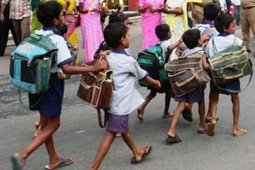 கரைபுரண்டு ஓடும் வெள்ளம் - பள்ளிகளுக்கு நாளை விடுமுறை