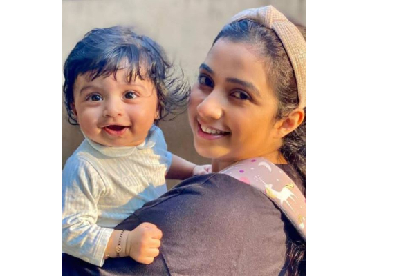 முதன்முதலாக தன் குழந்தையை வெளி உலகத்திற்கு காட்டிய ஸ்ரேயா கோஷல் - க்யூட்டான புகைப்படம் வைரல் | Cinema Viral Photo