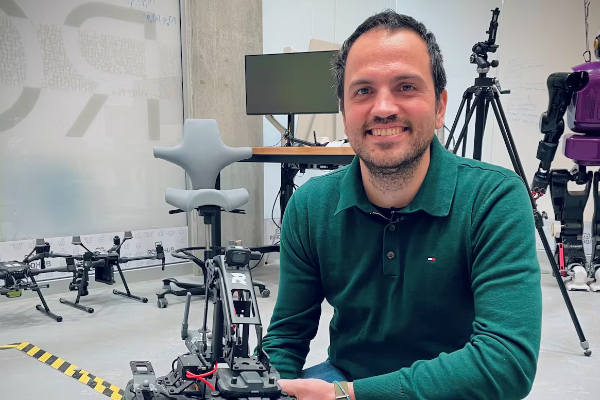 கனடாவில் இசையை வண்ண ஒளியாக மாற்றும் ரோபோக்கள் | Robots Turn Music Into Paintings Of Light