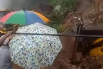 இலங்கையில் பாரிய மண்சரிவு 04பேர் பலி ; பலர் மாயம்