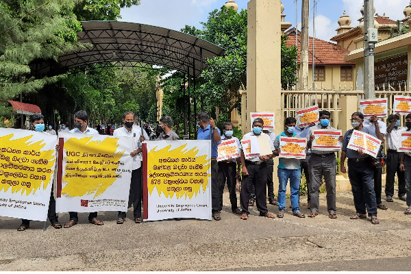 யாழ்.பல்கலை முன்றலில் மௌன தொழிற்சங்கப் போராட்டம்! - ஐபிசி தமிழ்