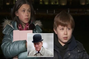 நள்ளிரவில் நடுங்கும் குளிரில் பக்கிங்காம் அரண்மனைக்கு முன் வந்த குழ்நதைகள் செய்த செயல்!