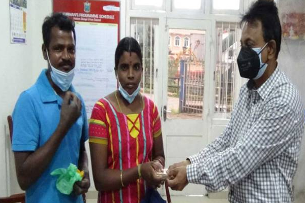 துப்புரவு பணியாளர் செய்த நெகிழ்ச்சி செயல்: குவியும் பாராட்டுக்கள்! | Flexibility Done The Cleaner Accumulate Compliment துப்புரவு பணியாளர் செய்த நெகிழ்ச்சி செயல்: குவியும் பாராட்டுக்கள்! | Flexibility Done The Cleaner Accumulate Compliment