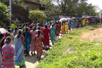 பிக்கு ஒருவரின் மோசமான செயலால்  சிறுவனுக்கு ஏற்பட்ட நிலை! கொதித்தெழுந்த மக்கள் (PHOTOS)