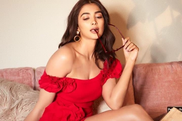 எல்லைமீறிய கவர்ச்சியில் நடிகை பூஜா ஹெக்டே! இவ்வளவு ஷார்ட் உடையா?