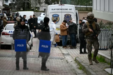 தேவாலயத்துக்குள் நுழைந்து துப்பாக்கிச்சூடு நடத்திய முகமூடி அணிந்த நபர்கள்: வெளிநாடொன்றில் பரபரப்பு