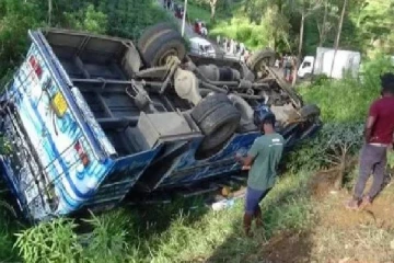 சுமார் 150 அடி பள்ளத்தில் வீழ்ந்து விபத்திற்குள்ளான பேருந்து! சாரதி பலி