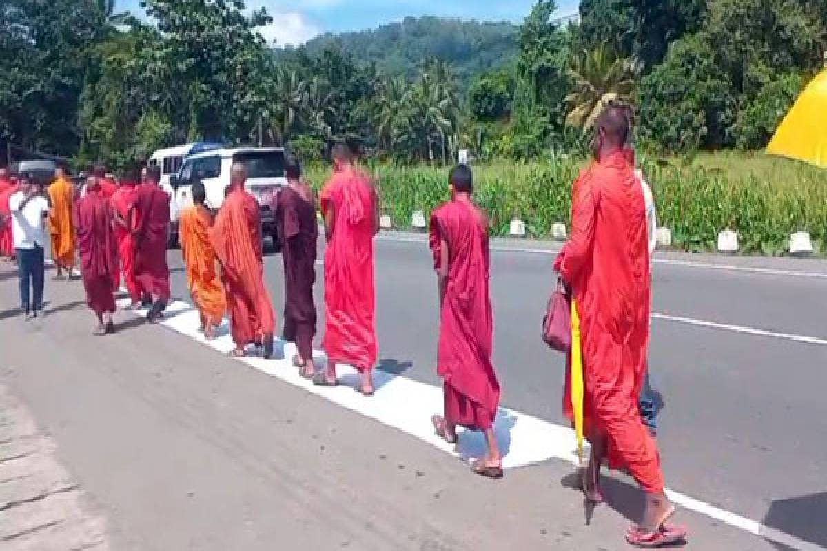 நான்காவது நாளாக தொடரும் ஞானசார தேரருக்கான விடுதலை கோரும் பேரணி | Freedom March For Gnanasara Reaches Nittambuwa நான்காவது நாளாக தொடரும் ஞானசார தேரருக்கான விடுதலை கோரும் பேரணி | Freedom March For Gnanasara Reaches Nittambuwa