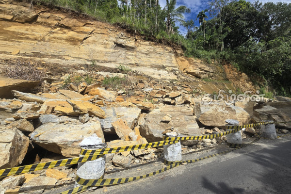 மலையகத்தில் தொடரும் மண்சரிவு அபாயம் | Landslides On Roads In Central Province