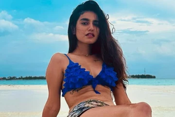 நீச்சல் உடையில் பிரியா வாரியர் பீச்சில் எல்லைமீறிய கவர்ச்சி