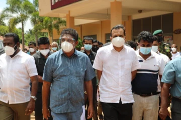 மருத்துவர்கள் தங்களின் வேலையை செய்ய விடவேண்டும்! எதிர்க்கட்சித் தலைவர் கோரிக்கை