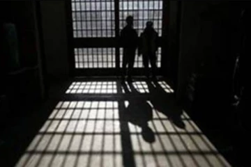 சிறையில் கொலையாளியுடன் காதல் - குழந்தையை பெற்றெடுத்த பெண் சிறை அதிகாரி!