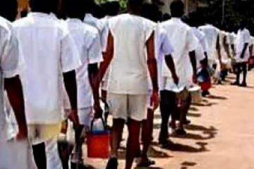 அரசியல் கைதிகளின் பெற்றோர், உறவினர்களை ஆறுதல்படுத்திய தமிழ் எம்.பிக்கள்