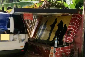 பஸ் தரிப்பிடத்தை மோதித்தள்ளிய வான்