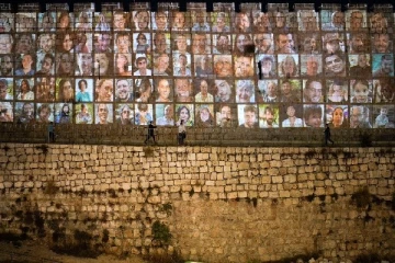 ஜெருசலேம் புராதன நகரின் மதில் சுவரில் காட்சிப்படுத்தப்பட்ட பிணைக் கைதிகளின் புகைப்படங்கள்