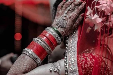 திருமணத்தன்று  வேறு பெண்ணுடன் மாயமான மணமகன்;  வாளுக்கு மனைவியான மணப்பெண்!