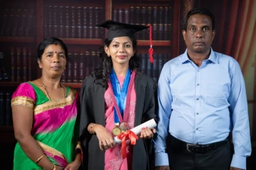 யாழ் பல்கலைக்கழக மாணவி ரவீனா நோர்வே பயணமானார்