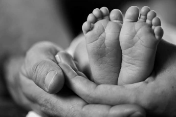 මවගේ නොසැලකිල්ල නිසා මාස තුනක බිළිඳියක් අවාසනාවන්ත ලෙස මිය යයි.