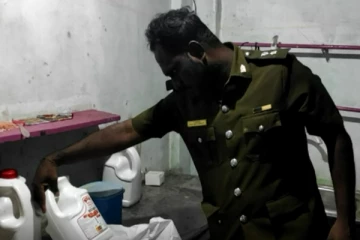 மட்டக்களப்பு நகரில் மனித பாவனைக்கு உதவாத உணவுகள் விற்பனை (Photos)