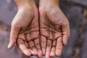 யாசகம் பெற்று போதைப்பொருளை வாங்கிய இரு பிள்ளைகளின் தாய்