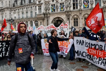 பிரான்சில் எதிர்ப்பை மீறி ஓய்வு பெறும் வயது அதிகரிப்பு சட்டத்தை நிறைவேற்றினார் மேக்ரான்...