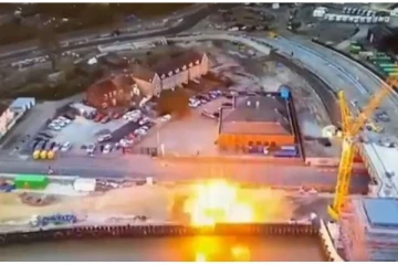 இங்கிலாந்தில் செயலிழக்கச் செய்யும்போது திடீரென வெடித்துச் சிதறிய வெடிகுண்டு: அதிரவைக்கும் வீடியோ...