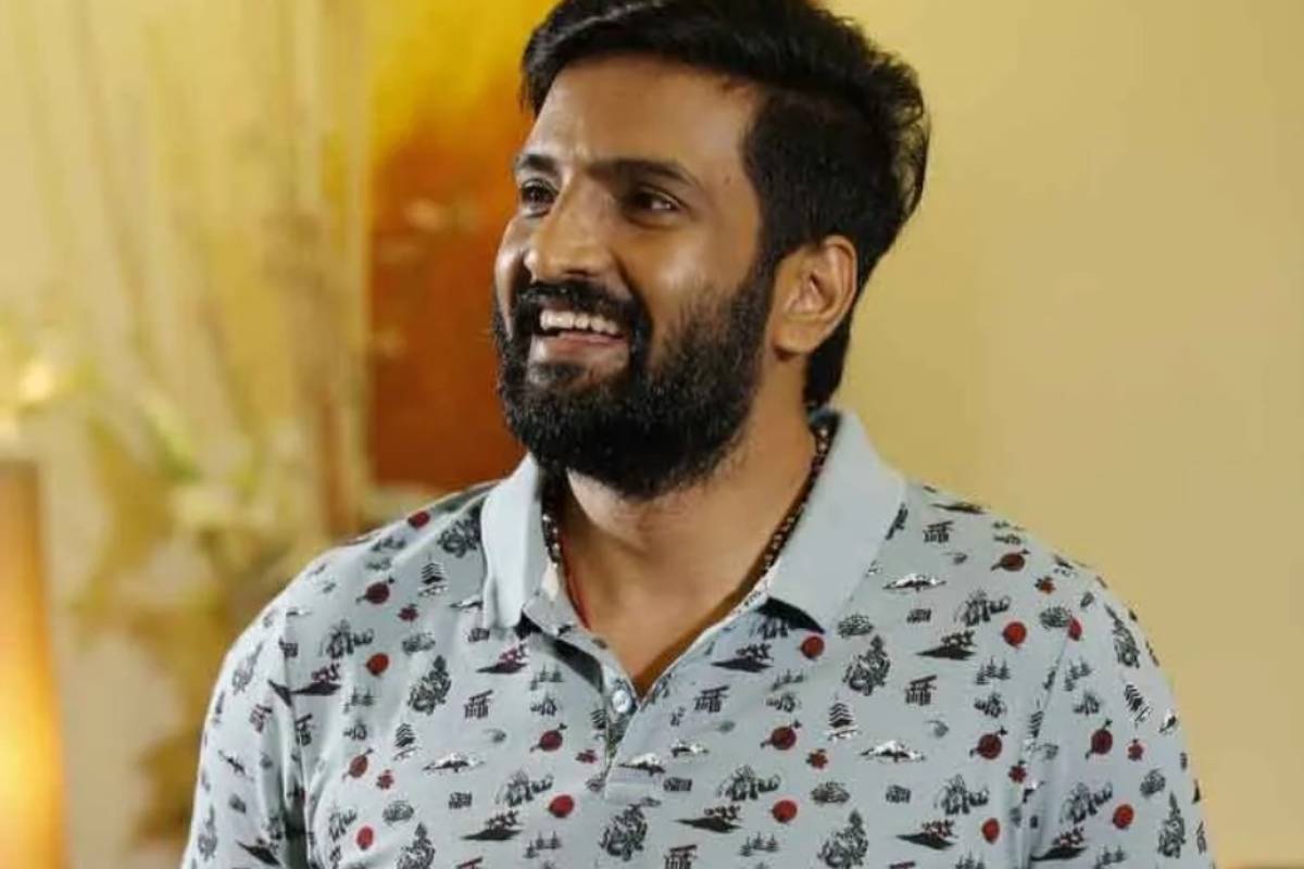 நடிகர் சந்தானம் தனது மனைவியுடன் எடுத்துக்கொண்ட அழகிய போட்டோ... பார்க்காத ஒன்று | Actor Santhanam New Photo With His Wife