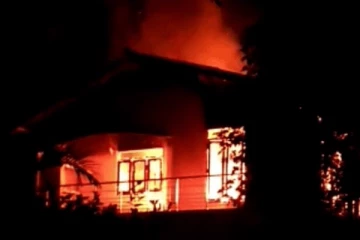 வாதுவையில் இரண்டு மாடி வீட்டில் தீ விபத்து!