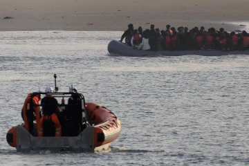 ஒரே இரவில் பிரான்ஸில் இருந்து பிரித்தானியாவுக்கு தாவிய 700 ஏதிலிகள்!