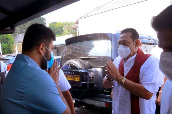 குணரத்ன வீரகோனின் பூதவுடலுக்கு இறுதி அஞ்சலி செலுத்திய பிரதமர்! | Gunaratna Weerakoon Final Tripute Mahinda குணரத்ன வீரகோனின் பூதவுடலுக்கு இறுதி அஞ்சலி செலுத்திய பிரதமர்! | Gunaratna Weerakoon Final Tripute Mahinda