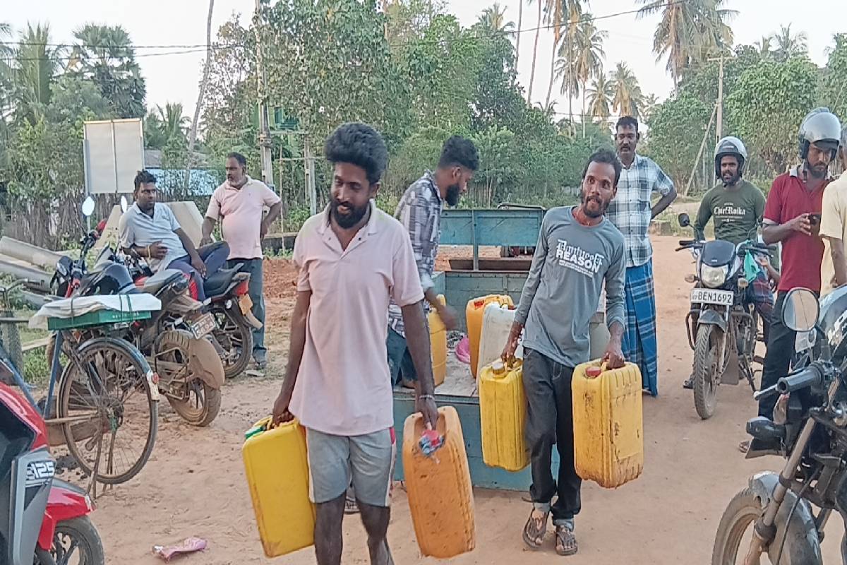 முல்லைத்தீவில் சட்டவிரோத கசிப்பு உற்பத்தி! முற்றுகையிட்ட ஊர் மக்கள் | Illegal Production In Mullaitivi