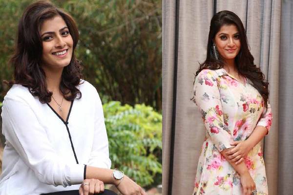 நடிகை வரலட்சுமிக்கு சர்ப்பிரைஸாக பரிசளித்த கணவர்... இணையத்தை ஆக்கிரமிக்கும் காணொளி! | Varalakshmi Husband Gifted A Car Viral Video