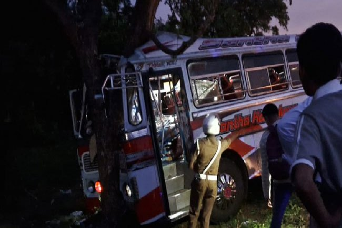 திருகோணமலையில் கோர விபத்தில் சிக்கிய பேருந்து ; 20 பேர் படுகாயம் | Bus Accident In Trincomalee