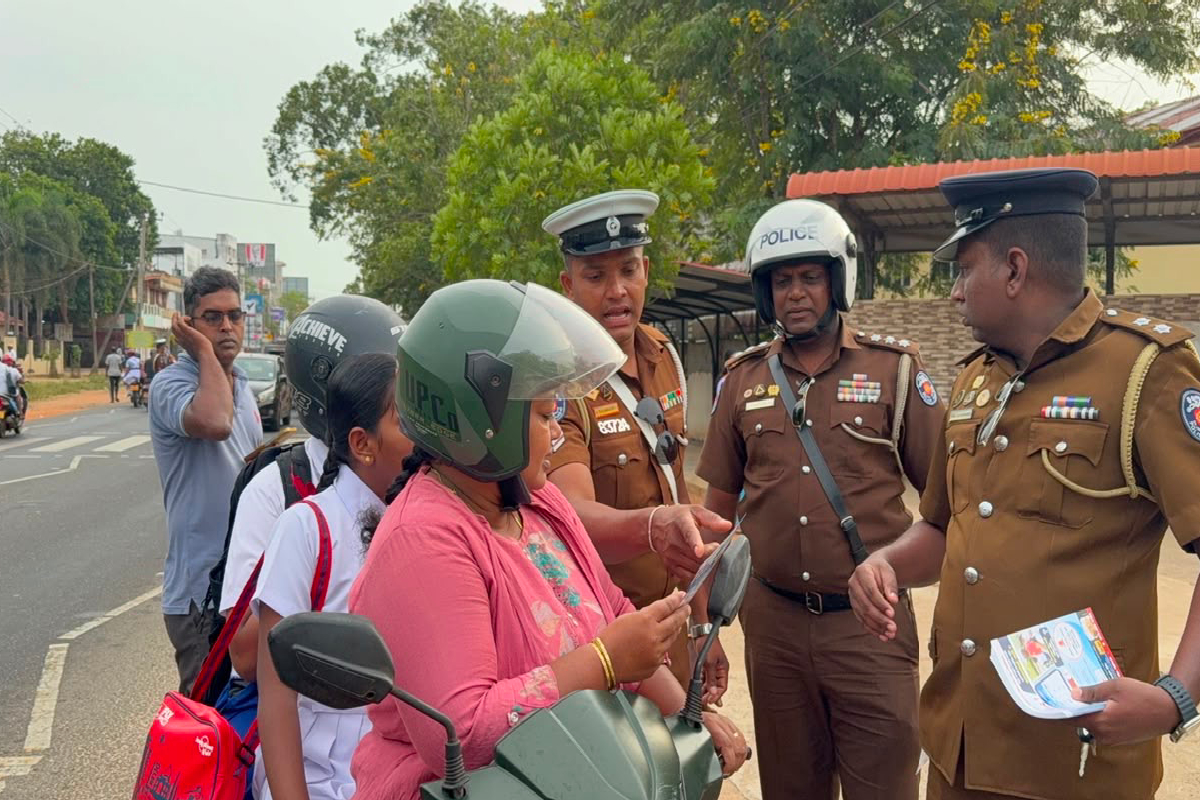 பிள்ளைகளை ஏற்றி செல்லும் பெற்றோருக்கு வவுனியா பொலிஸார் கடும் உத்தரவு! | Vavuniya Police Order Children Must Wear Helmets