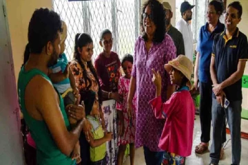 இடைத்தங்கல் முகாம்களுக்கு திடீரென சென்ற பிரதமர் ஹரிணி