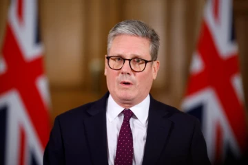 திறமையானவர்களை ஈர்க்க விசா கட்டணத்தை ரத்து செய்ய பிரித்தானியா பரிசீலனை