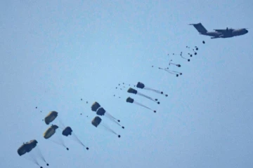 காஸாவில் முதன்முறை விமானத்தின் மூலம் நிவாரணப் பொருள்