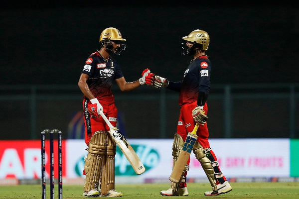 ராஜஸ்தான் அணியை அலறவிட்ட தினேஷ் கார்த்தி ஷாபஸ்.. பரபரப்பான ஆட்டத்தில் ஆர்சிபி வெற்றி | Ipl 2022 Rcb Win Rr 4 Wickets In 13Th League Tamil